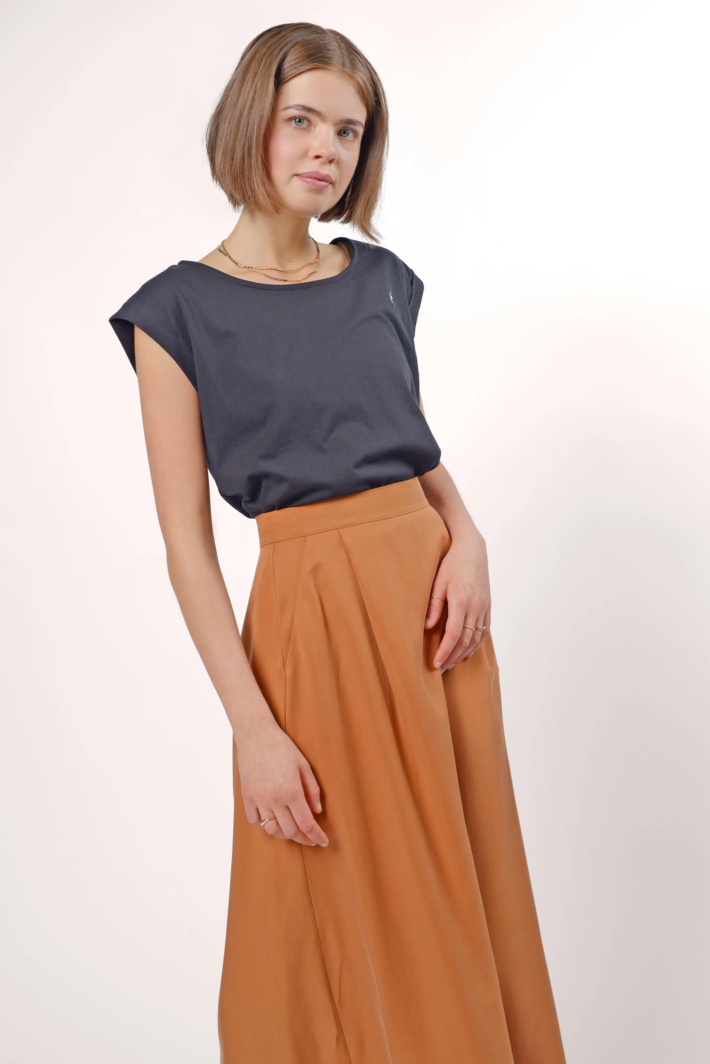 Zwart t-shirt met klein borduursel | UVR Berlin FE sellyina